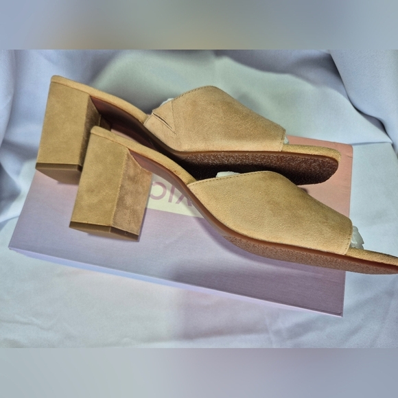 Lisa Vicky’s Women’s Size 9 Tan Women's Slide Sandals - Picture 4 of 5